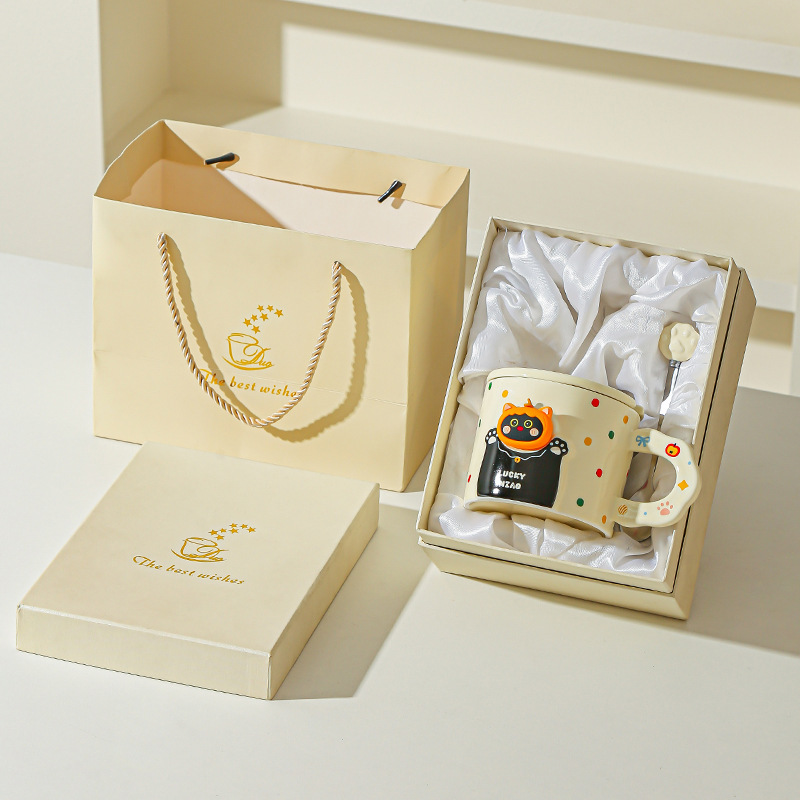 Cute gato taza de cerámica con cubierta cuchara taza de café taza de agua taza de pareja regalo de mano al por mayor alto valor facial