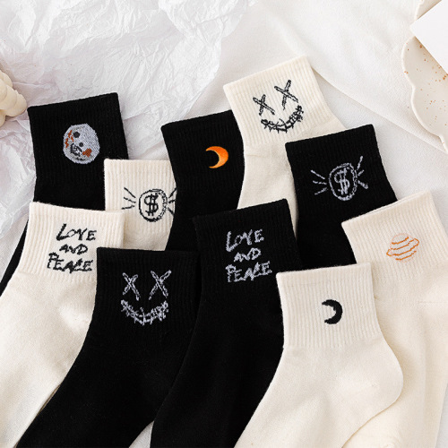 Cross-border foreign trade cotton socks Japanese style ins student sports socks wholesale spring and autumn black and white women's mid-calf socks