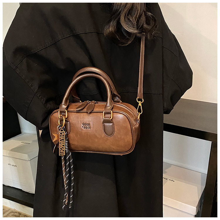2024 New fashion bags for women, autumn and winter style, simple and fashionable work commute bag, retro single-shoulder underarm bag for women undefined