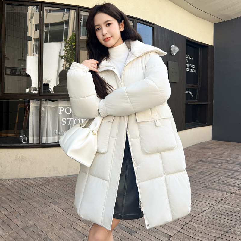 Color sólido nuevo gran chaqueta de plumón 2025 nueva mujer empalmado rollo de cabello largo y largo abrigo universal