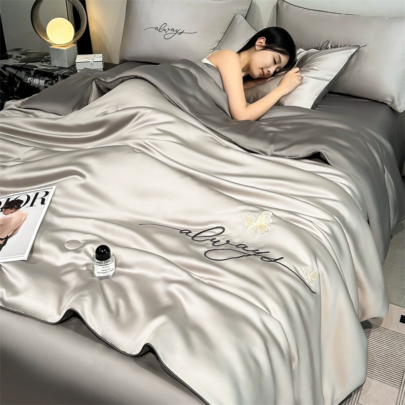 Летнее одеяло из стираного ледяного шелка класса А, комплект из четырех предметов, летнее прохладное одеяло, подходящее для сна обнаженным, одеяло с вышивкой для кондиционирования воздуха, прохладное шелковое летнее тонкое одеяло.