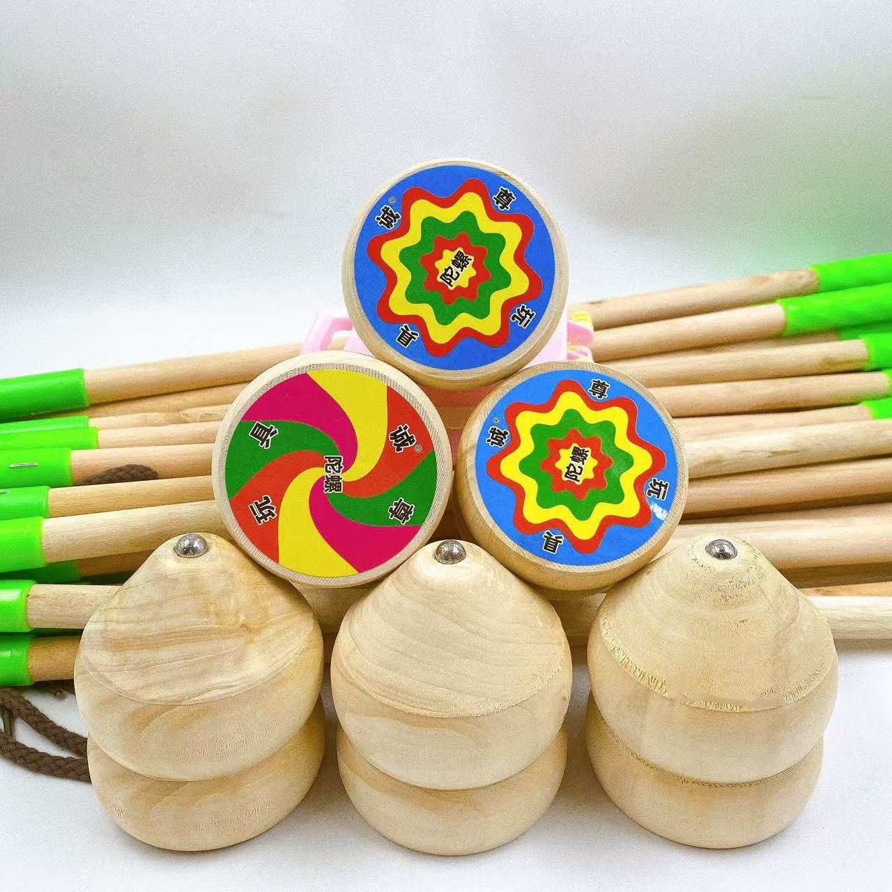 Giros de madera maciza adultos de mediana edad giros grandes enviar cuerda de whip giros de madera niños al por mayor juguetes nostálgicos al por mayor