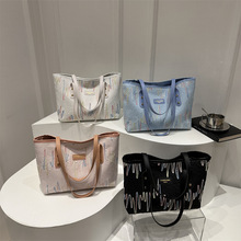 时尚大容量托特包2024新款冬季彩色条纹通勤文艺布包女士单肩大包