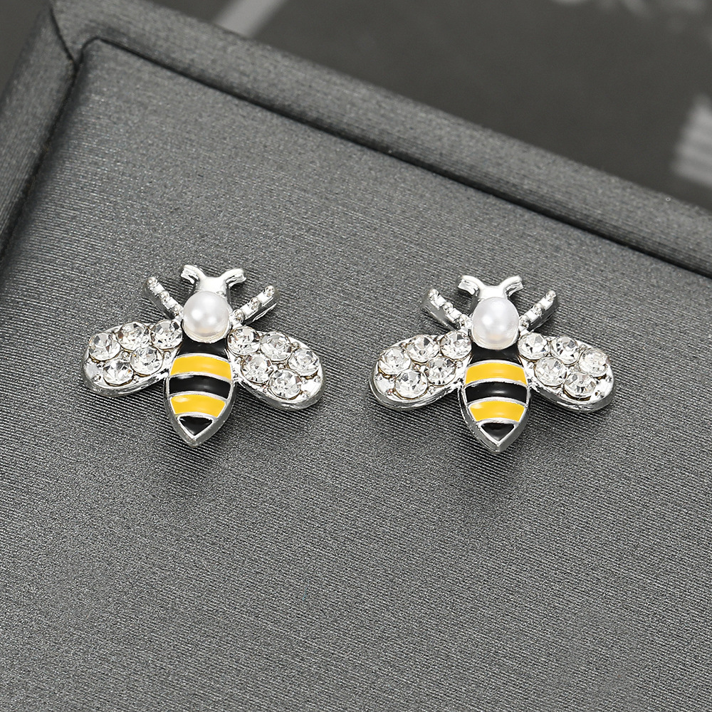 은색 바탕에 진주