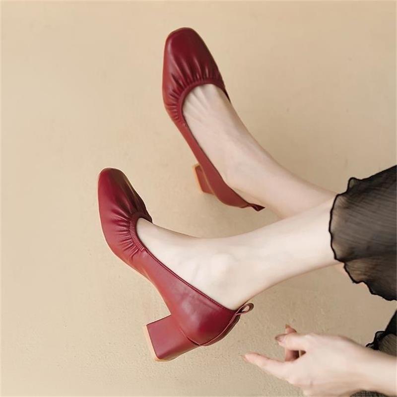 Cuerpo suave cuadrado grosso tacones altos zapatos de mujer 2026 nuevo cuero suave poco profundo no cansado pies de trabajo zapatos individuales
