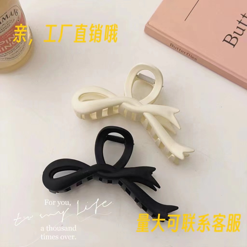 Matte high crab pin with bow