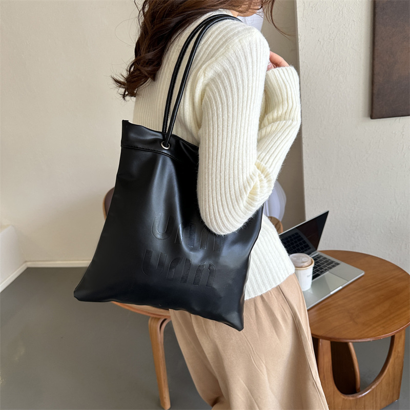 Bolso de hombro de las mujeres de moda de gran capacidad 2023 otoño e invierno nuevo todo-juego ins bolsa de la axila