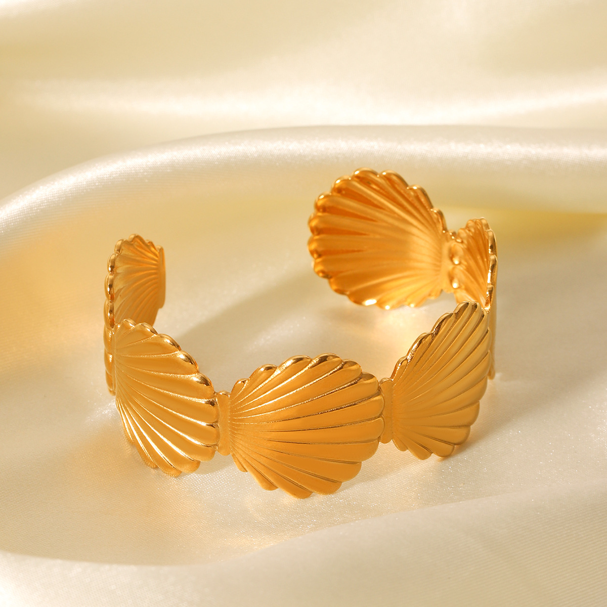 Pulsera de acero inoxidable de concha de oro de 18 quilates de estilo marino europeo y americano pulsera de mujer que no se desvanece