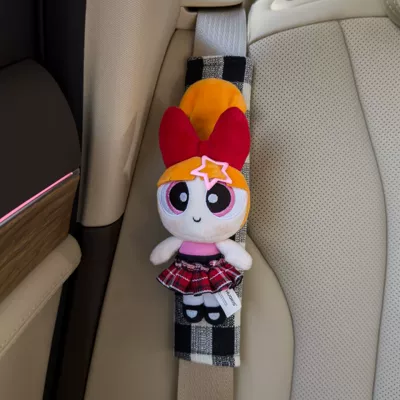 Plush Doll Car Seat Belt: Sürətlər qutusu və əl tormozu başlıqları - genuine-powerpuff-girls-shoulder-cover-black-check-burlap-orange-hair-flower-pink-hair-clip-red-skirt