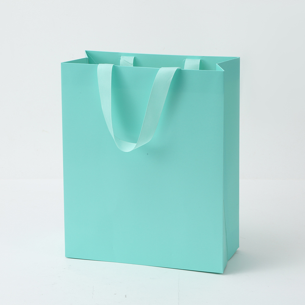 Bolsas de papel de mano de stock joyería ropa bolsa de papel de cartón blanco logotipo impresa bolsa de embalaje vertical bolsa sin cintura