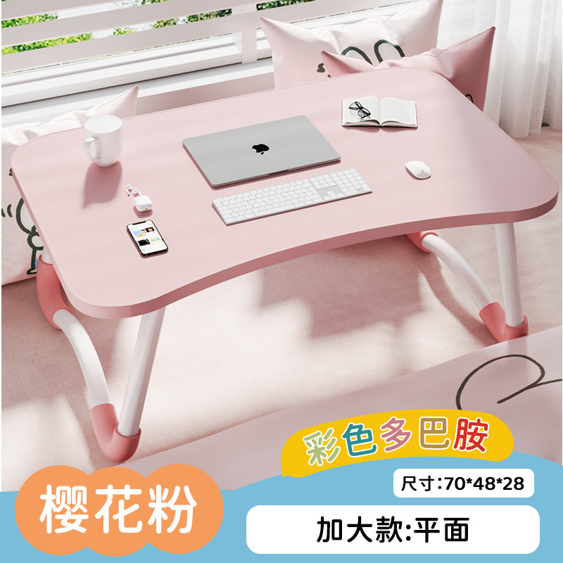ベッドの上の小さなテーブルは折り畳み式の机があります。|undefined