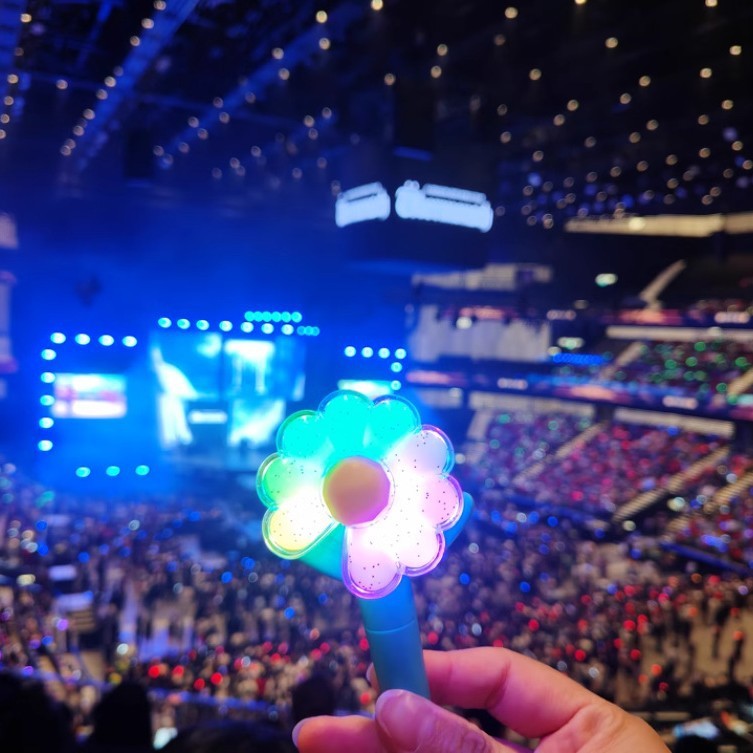 BIGBANG クォンジロン G-DRAGON デイジー サポートスティック キーホルダー カラフルライトペンダント 周辺機器 同型|undefined
