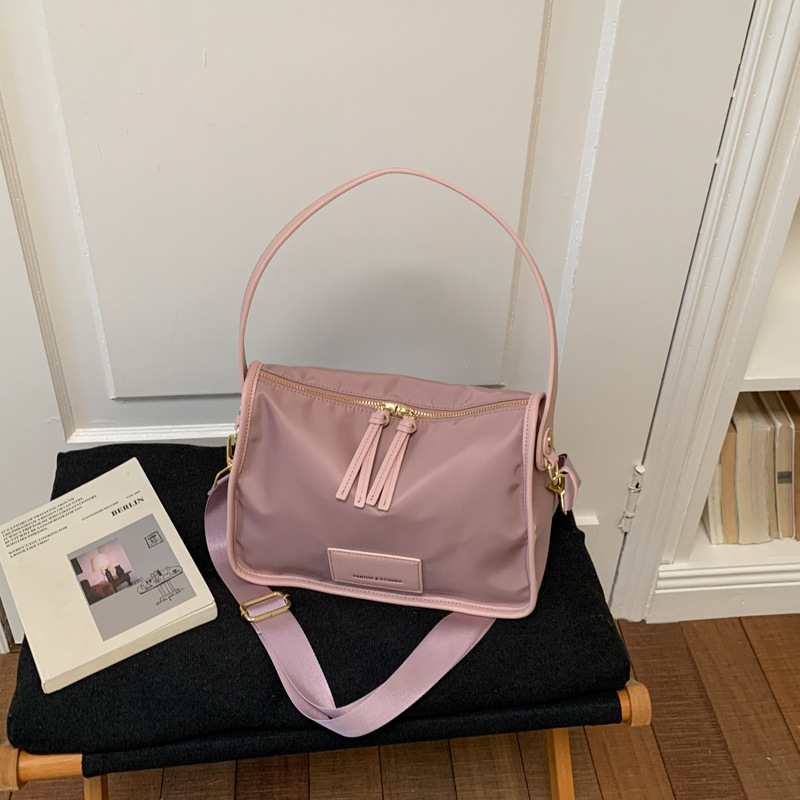 Bolsa de tela de nylon de gran capacidad para mujeres verano 2026 nueva moda moda moda bolsas de almohada de viaje bolsa de ocio