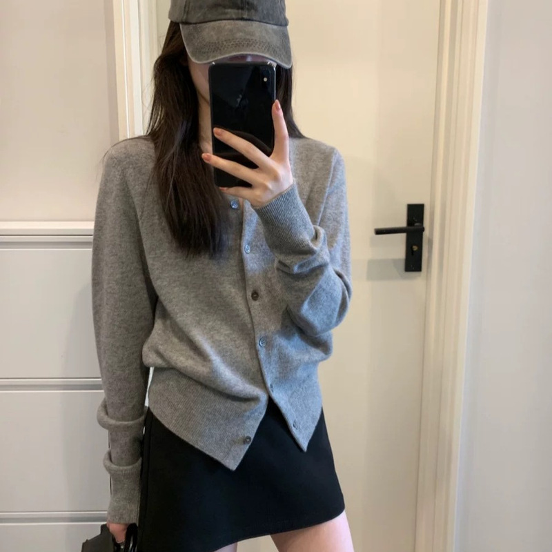 Choouan_ Is the Gray Cardigan That Everyone Asks about When They See It. It's a Wool Round-Neck Single-Breasted Knit Cardigan