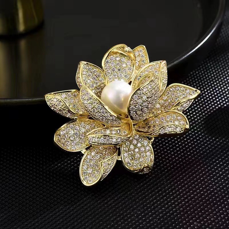 Sophisticated elegant fashionable universal brooch
