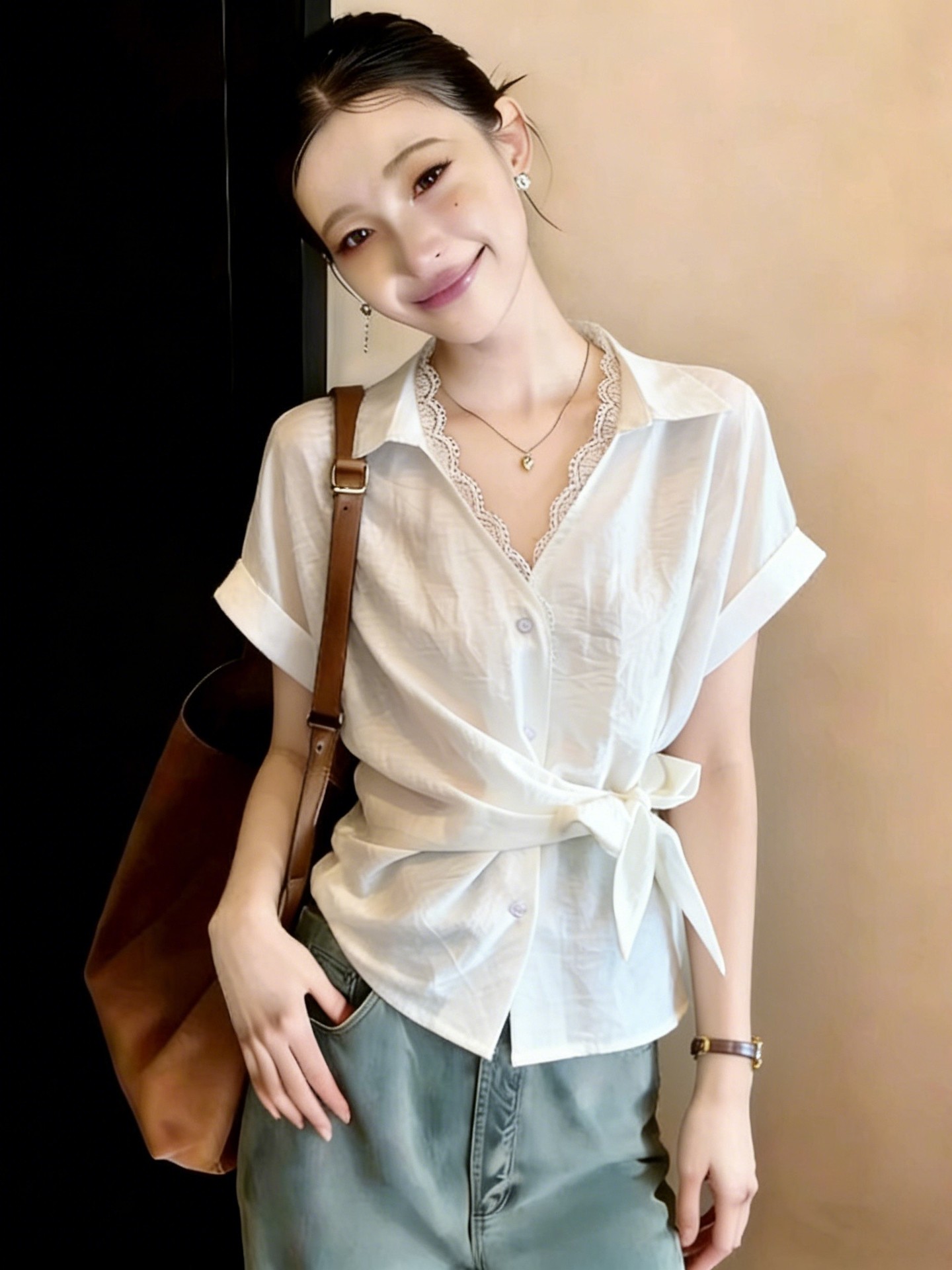 Áo sơ mi ngắn tay nữ ren phối thắt lưng eo, dáng suông che khuyết điểm — xanh lam