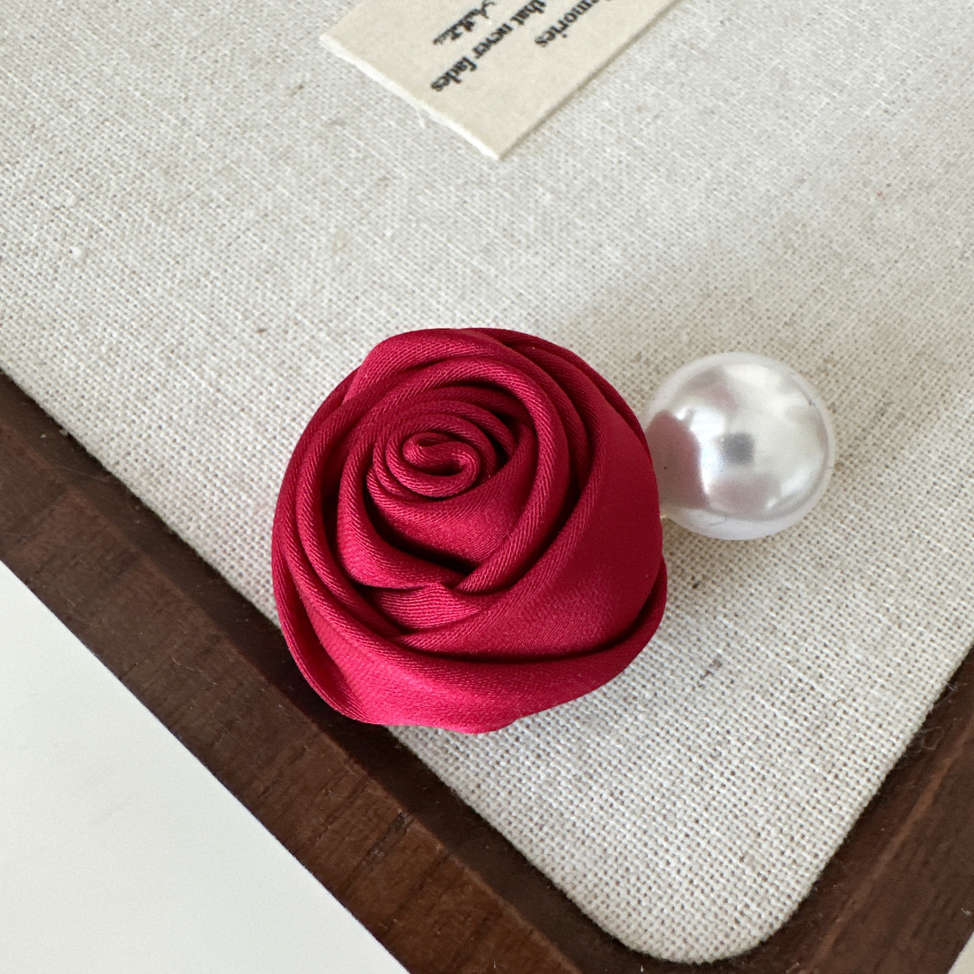 クリームの優しいバラの花の真珠の髪の飾りの髪のクリップの新型の後頭部のクリップの額の前髪のクリップ