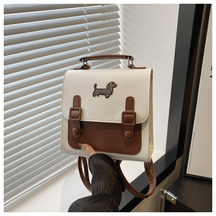 This is a new retro commuting backpack for the autumn of 2024, featuring a casual color contrast and a niche design. It is a small square single-shoulder hand-carry bag undefined
