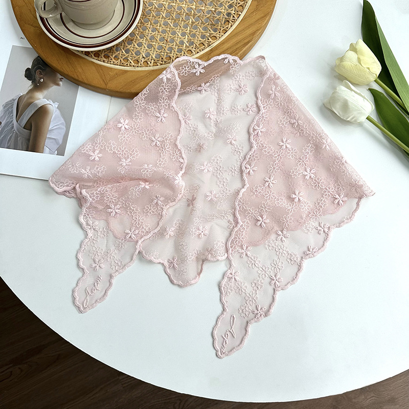 Pañuelo floral de encaje retro de estilo francés para mujer, turbante dulce junto al mar, diadema triangular artística versión coreana de moda.