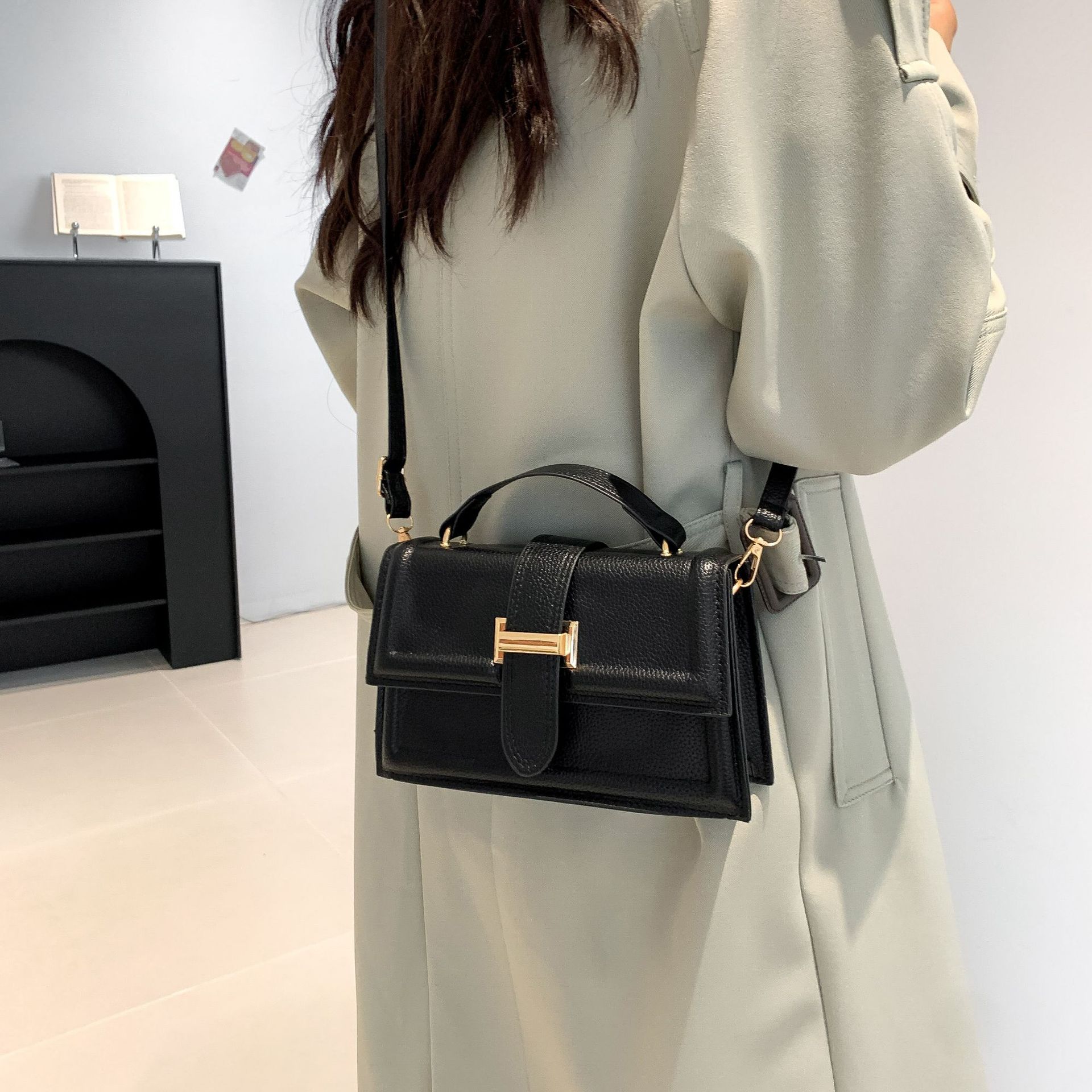 Borsa da donna piccola borsa quadrata 2024 nuova borsa di fascia alta borsa a tracolla borsa decorativa borsa a tracolla con cintura Hong Kong_voghion.com