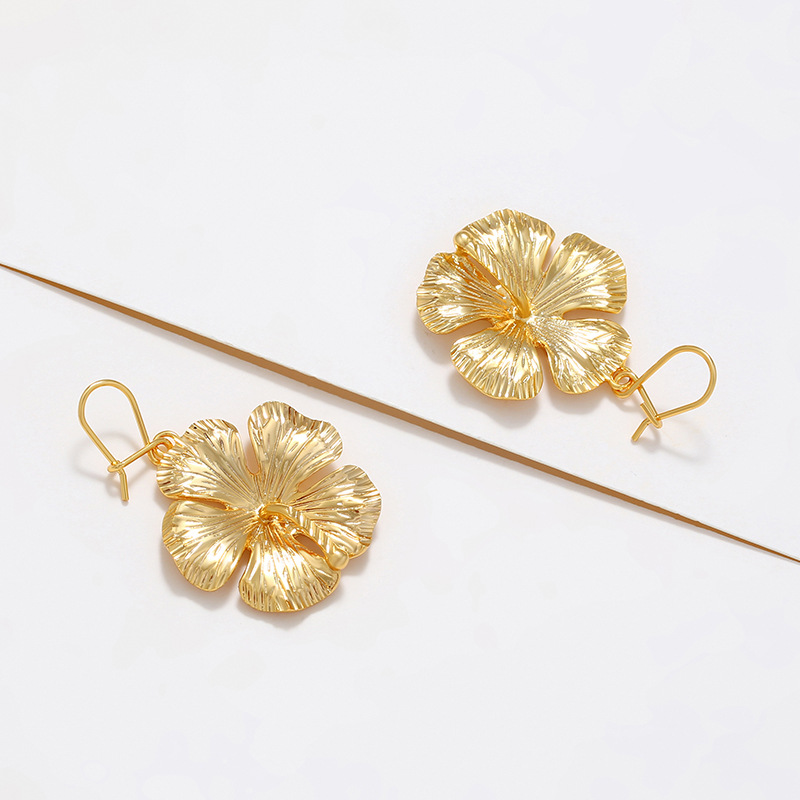 Xuping joyería aleación de cobre hibisco aretes de flor de verano nicho estilo retro aretes de boda al por mayor mujeres