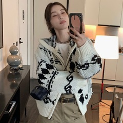 秋冬2024韓国系のレトロな2色の糸が色にぶつかって帽子のセーターのジャカードのバラがゆったりしています。