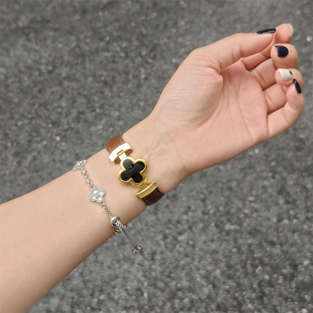 Suitable for Apple iWatch Watch S10 Generation Four-Leaf Clover Leather Strap S9876 Magnetic Wrist Strap Se Niche Female 11