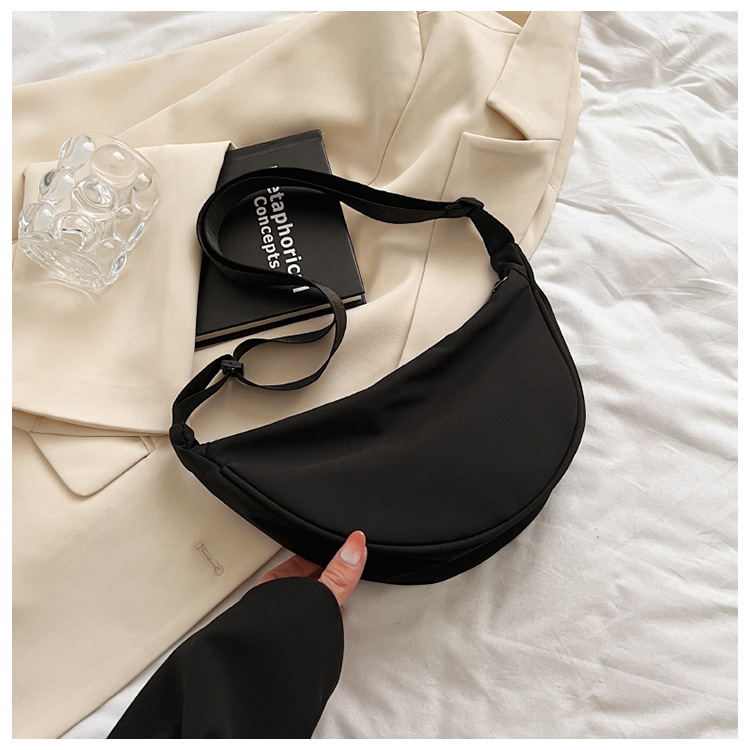 Women's Medium Nylon Solid Color Streetwear Zipper Cloud Shape Bag display picture 9