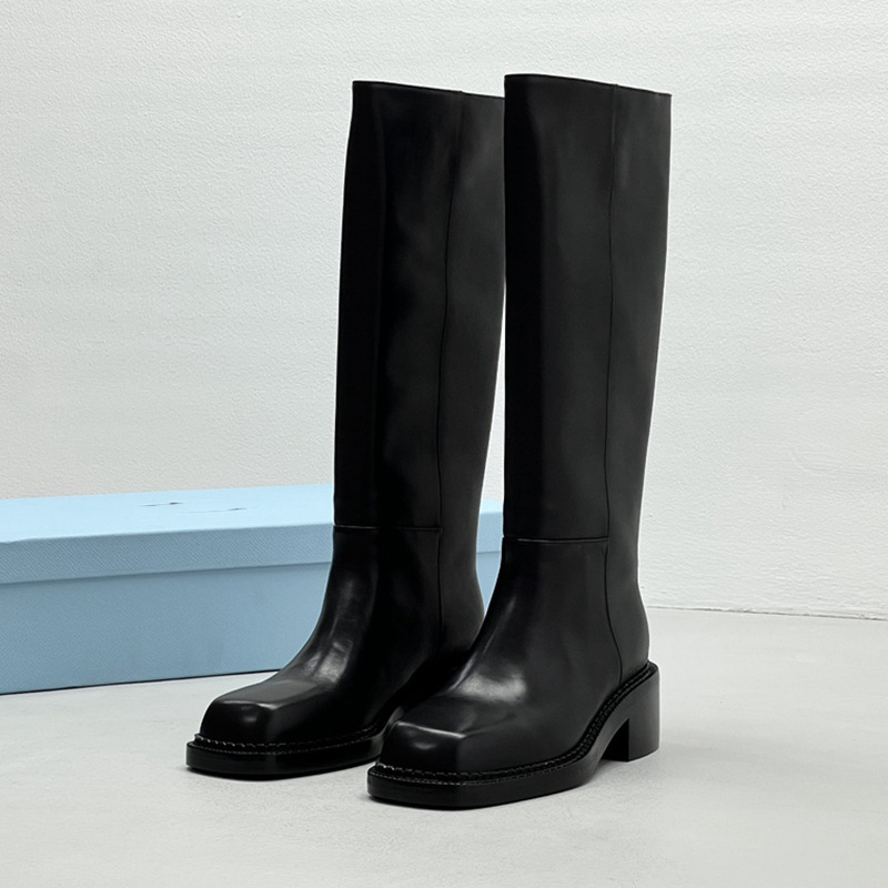 Exquisitely crafted! P brand autumn and winter women's boots, featuring a triangular toe, chunky heel, slip-on design, and a knee-high length, perfect for riding or combat Exquisitely crafted! P brand autumn and winter women's boots, featuring a triangular toe, chunky heel, slip-on design, and a knee-high length, perfect for riding or combat