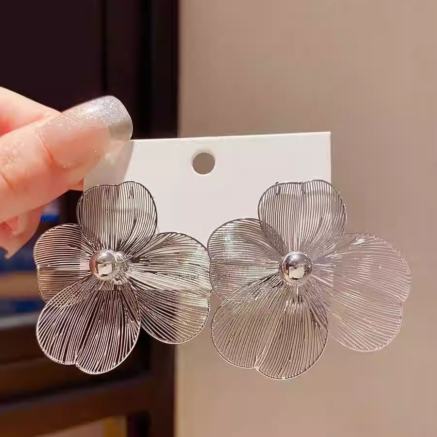1 Pair Quantity 1 Pair Elegant Streetwear Flower Plating Metal Ear Studs