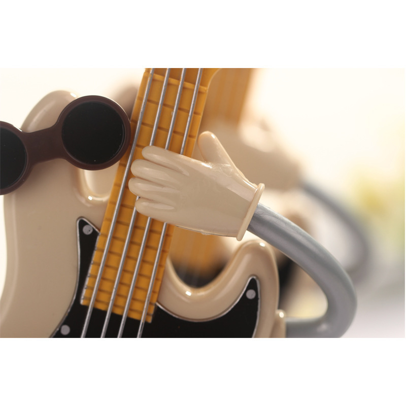 Creativo nueva guitarra muñeca caja de música oscilación automática decoración de escritorio caja de música de dibujos animados regalo de vacaciones al por mayor