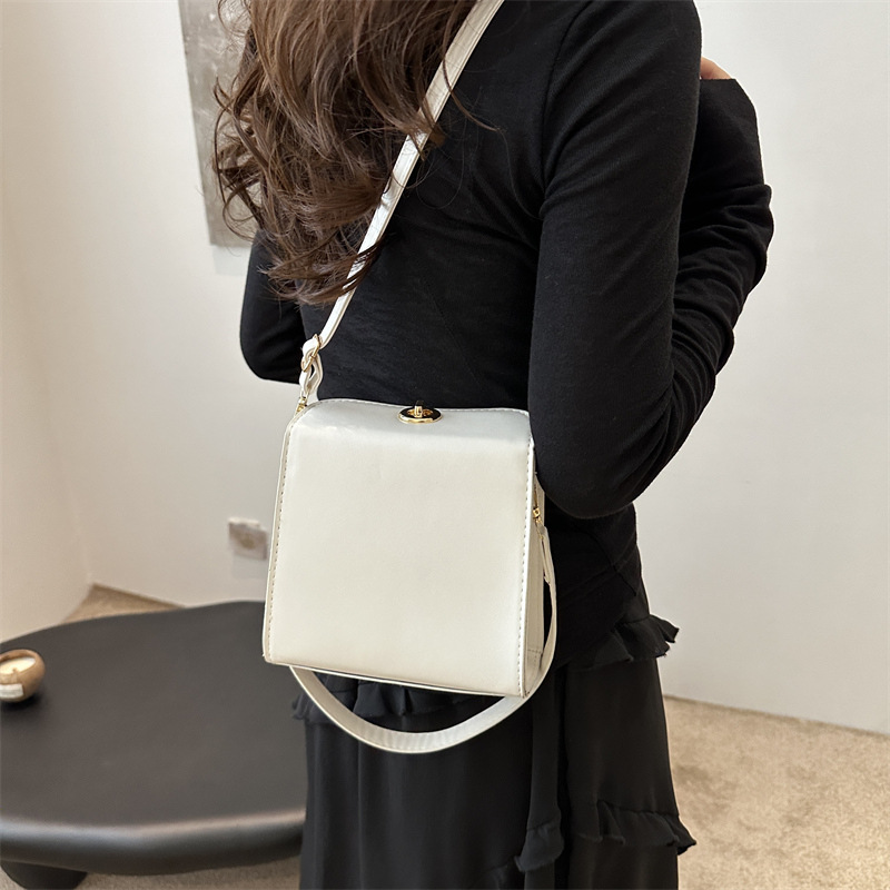 Versión coreana del bolso pequeño simple mujer 2024 nueva moda bordado bolso cuadrado pequeño portátil estilo occidental todo-fósforo bandolera