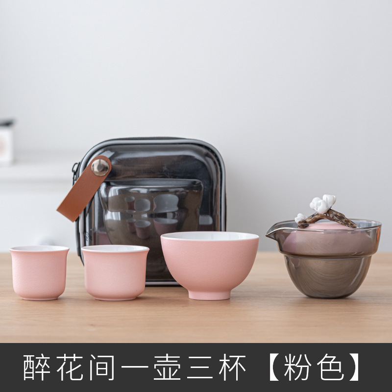 핑크 세 컵의 냄비 사이에 취한 꽃