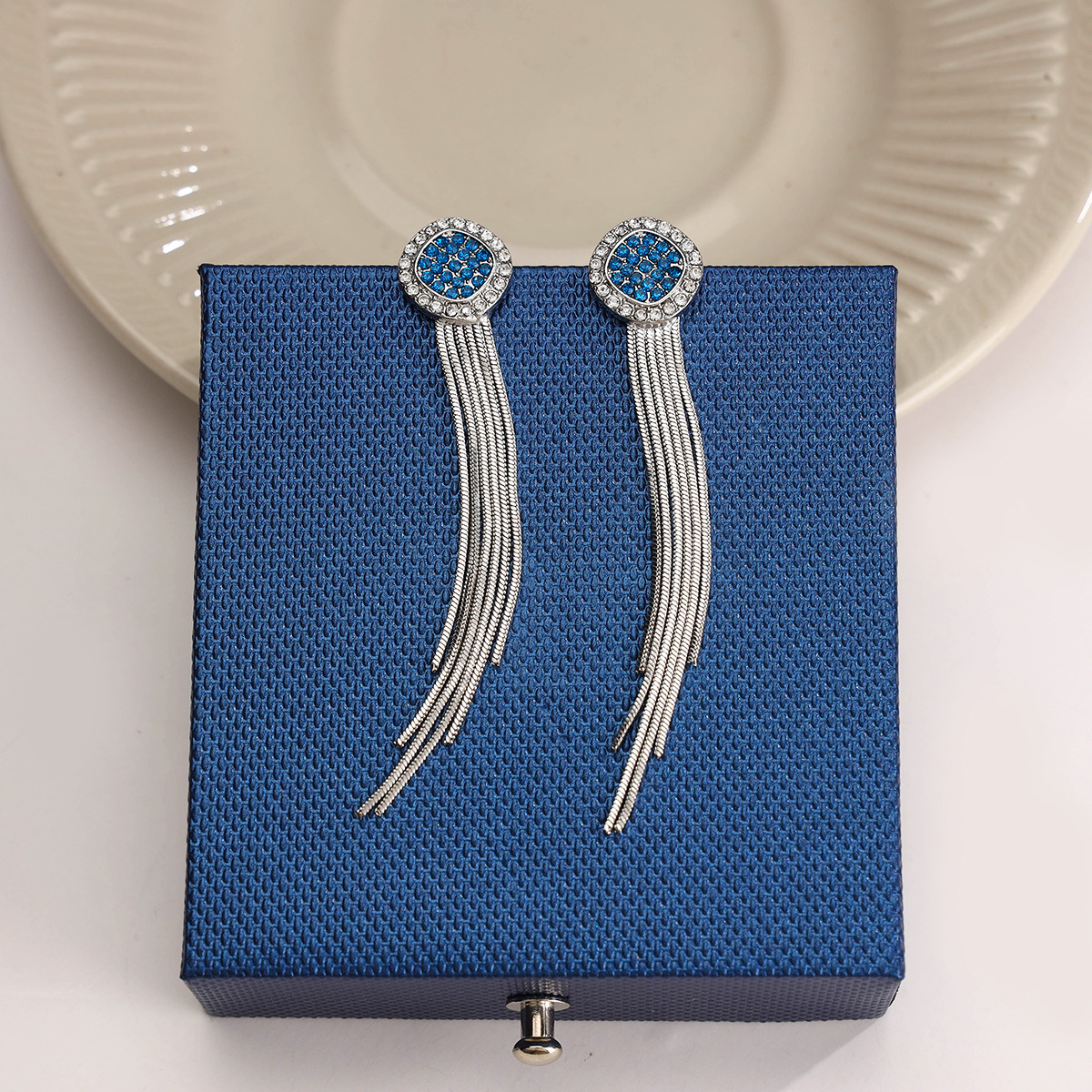 Pendientes largos de nuevo temperamento coreano, accesorios para orejas retro, borlas de cristal cuadrado, pendientes elegantes de todo fósforo, mujeres