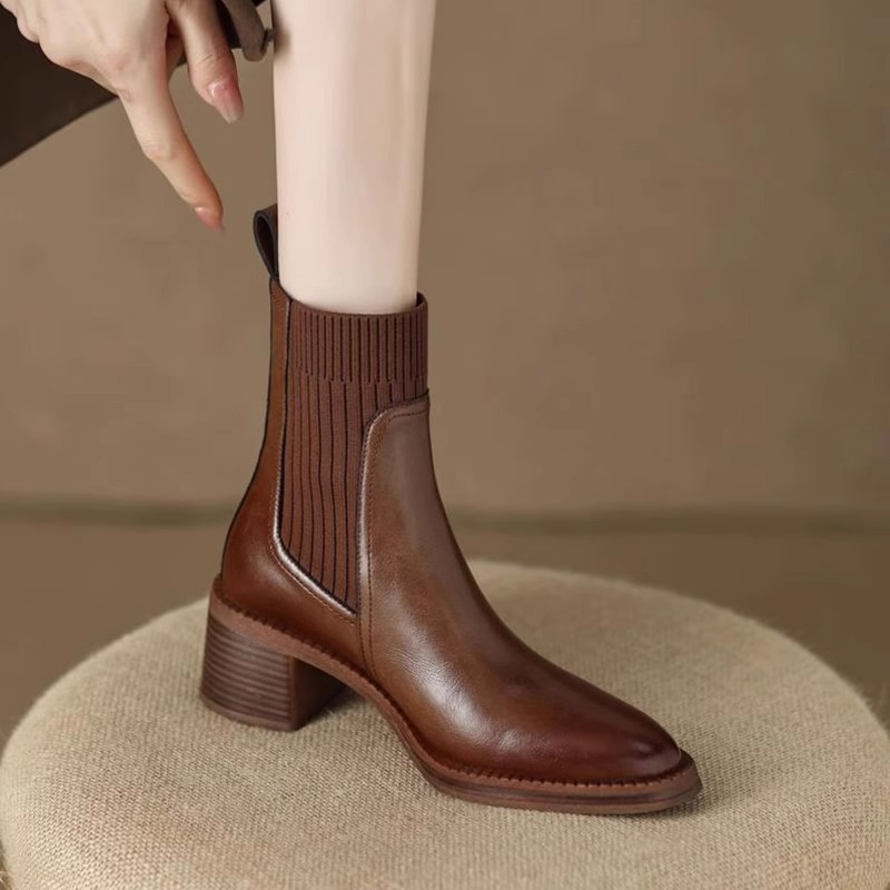 英倫風の本皮の靴の子供の秋冬の新型のやせている靴下の靴はショートブーツの太さと中と弾力のマーティンの靴を合わせます。