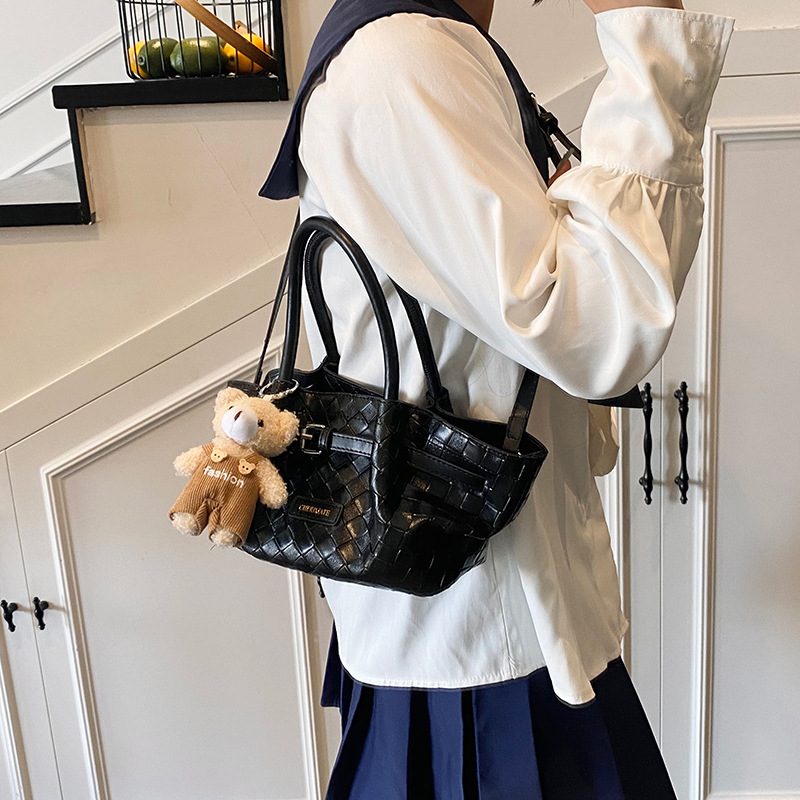 Bolso de cubo de estilo explosivo de moda para mujer 2025 nuevo bolso de hombro de nicho de todo fósforo tejido de estilo occidental bolso de mensajero de mano de moda