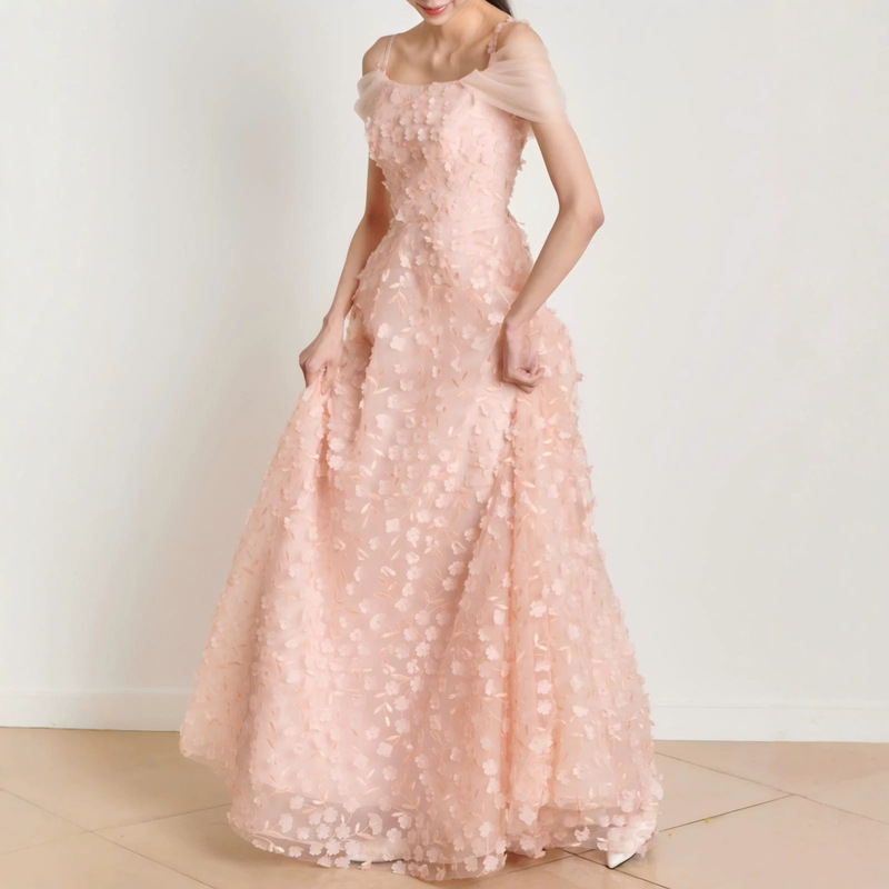 Evening Dress for Women in Pink with Straps, Featuring Three-Dimensional Petals, Stunning for Piano Performances, Banquets, and Elegant Photoshoots, Light Wedding Dress