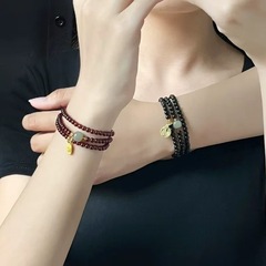 石榴红串珠三圈叠戴福牌手链女2025年新款情侣手串轻奢小众手饰