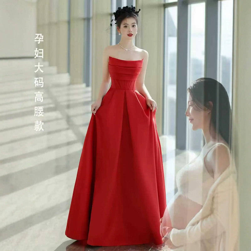 Red strapless maternity dress for wedding reception, high-waisted, belly-covering, satin, large hem, plus-size bridal engagement dress for women Red strapless maternity dress for wedding reception, high-waisted, belly-covering, satin, large hem, plus-size bridal engagement dress for women