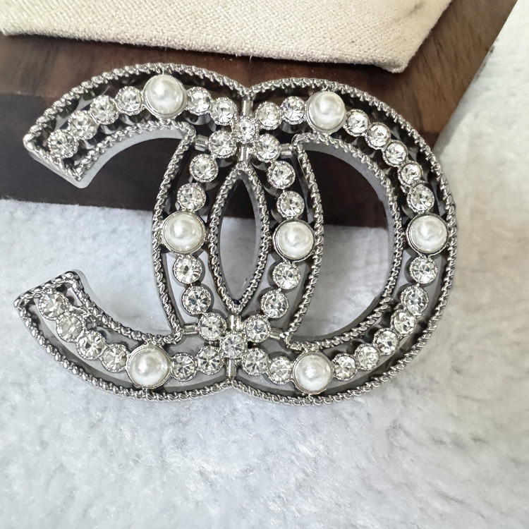 Letras transfronterizas anti-luz broche de cristal trajes de línea Europa y América joyas bolsos broches de diamante decoración