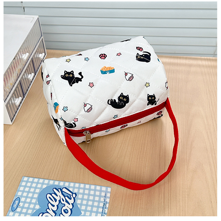 Japanese-style cartoon cat makeup bag with high appearance standards, a three-dimensional large-capacity travel storage bag for girls to wash up when going out, a trendy hand undefined