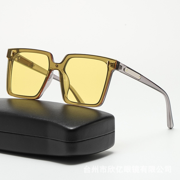 Fashionable square sunglasses