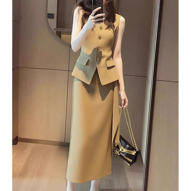 Spring Season's High-Class, Sophisticated, and Luxurious Suits, Vests, and Dress Sets for Attending Important Occasions Spring Season's High-Class, Sophisticated, and Luxurious Suits, Vests, and Dress Sets for Attending Important Occasions