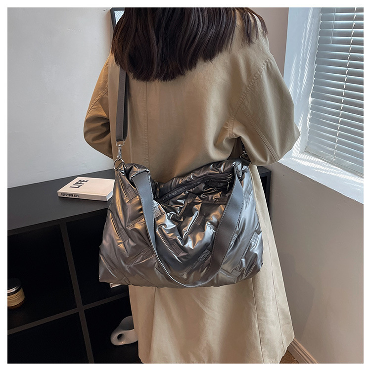 New Women's Bag Fashionable Large Capacity Shoulder Bag Women's 2023 Autumn/winter New Down Fabric Bag Trend Crossover Women's Bag_voghion.com