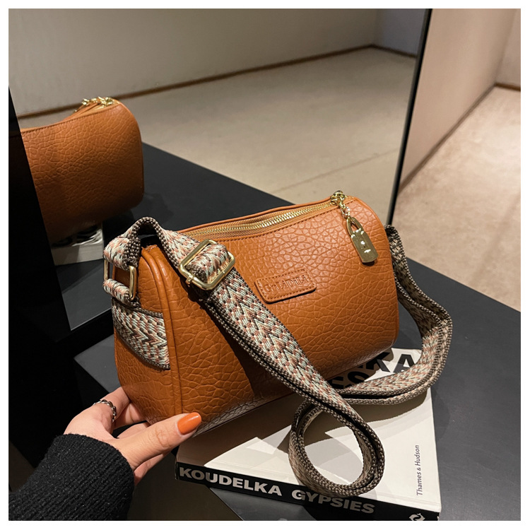 2024 Nuova borsa piccola popolare per le donne in autunno e inverno, borsa a tracolla a banda larga alla moda versatile, borsa a cuscino rossa Internet_voghion.com