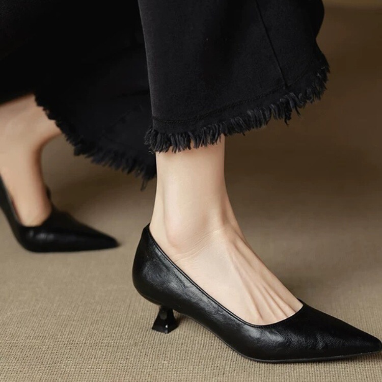 French-Style Retro Burgundy Pointed Shallow Mouth Single Shoes, Minimalist 6cm Small Heel High Heels for Women with Thin Heels