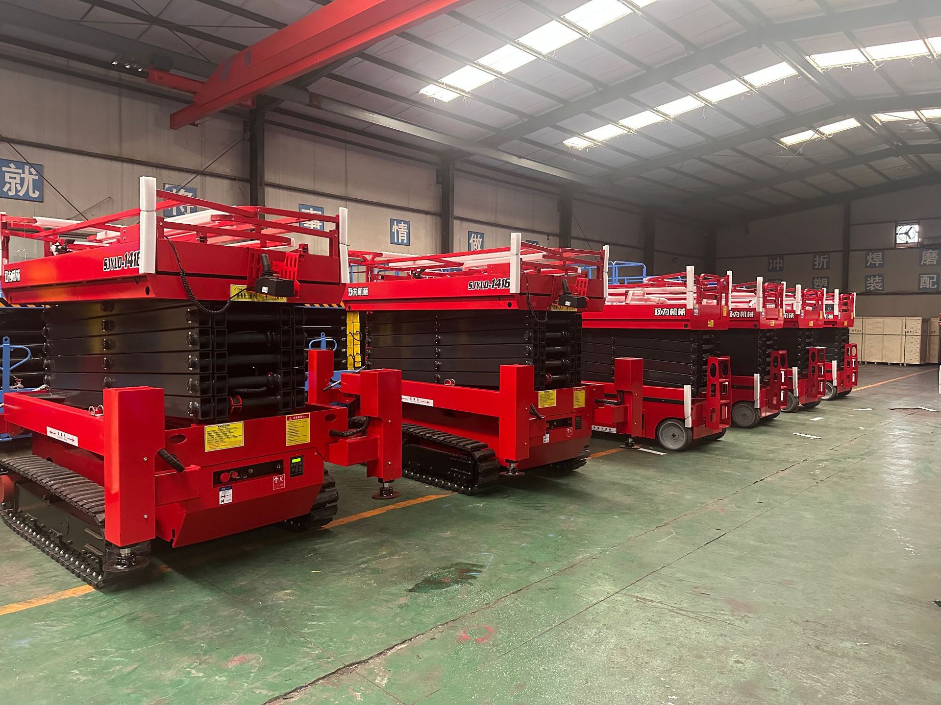 Crawler lift, electric hydraulic lifting platform, high-altitude work climbing vehicle, fully self-propelled crawler lift