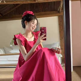 气质玫红色小飞袖方领连衣裙女2024夏季宽松显瘦长裙甜美海边裙子