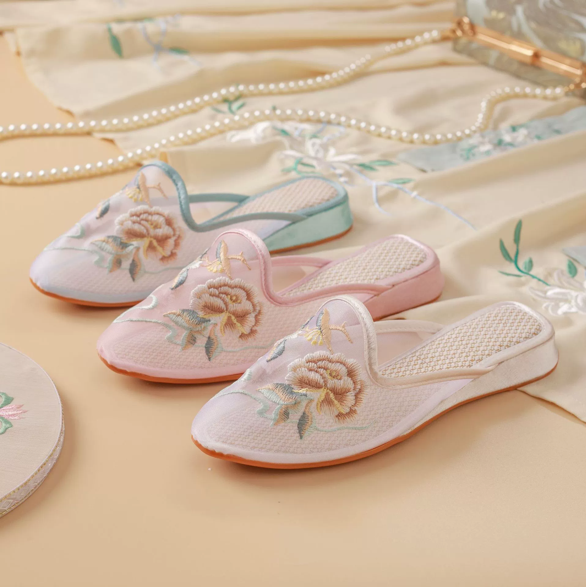 [Mo Xia] 2025 новые летние атласные домашние тапочки, босоножки на низком каблуке, элегантные женские тканевые туфли на мягкой подошве, туфли с вышивкой