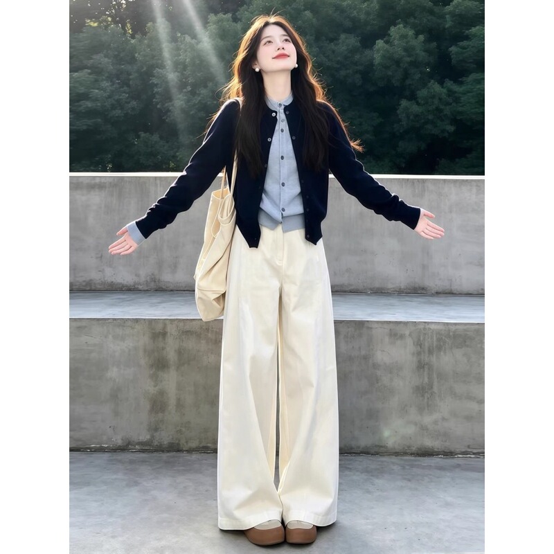 A stunning outfit: a new youthful Korean-style two-piece knit sweater and jeans set A stunning outfit: a new youthful Korean-style two-piece knit sweater and jeans set